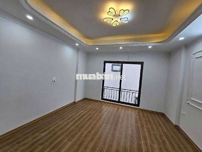 7.2 Tỷ nhà Cổ Nhuế 30m , 6 tầng , 20m ra ngõ oto