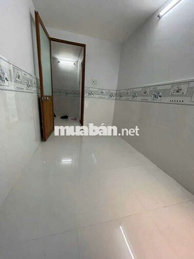 Bán nhà hẻm Lạc Long Quân, 3 tầng, ngang 2,5m, dài 6m, chỉ 2,1 tỷ