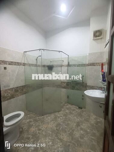 Nhà cách siêu thị eon vài trăm mét 5 x 20 có 3 lầu 5pn 5wc sân thượng