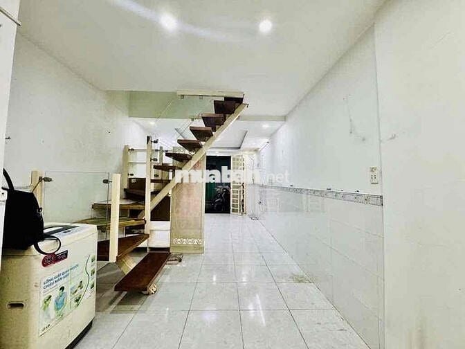 Ngay chợ Trần Đình Xu, Q1. Nhà 2 tầng 2pn ngay trung tâm Sài Gòn