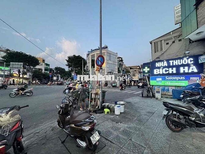 Ngay chợ Trần Đình Xu, Q1. Nhà 2 tầng 2pn ngay trung tâm Sài Gòn