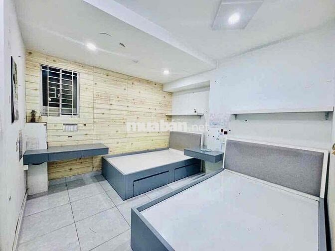 Ngay chợ Trần Đình Xu, Q1. Nhà 2 tầng 2pn ngay trung tâm Sài Gòn