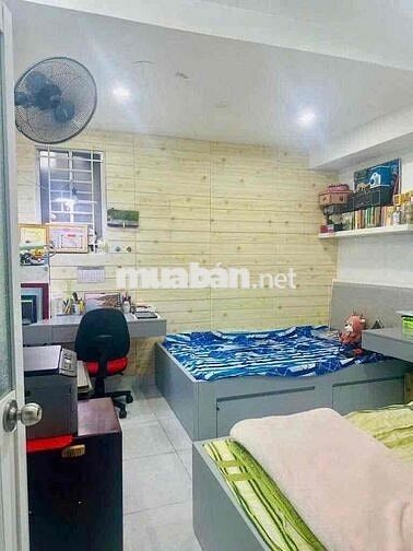 Ngay chợ Trần Đình Xu, Q1. Nhà 2 tầng 2pn ngay trung tâm Sài Gòn