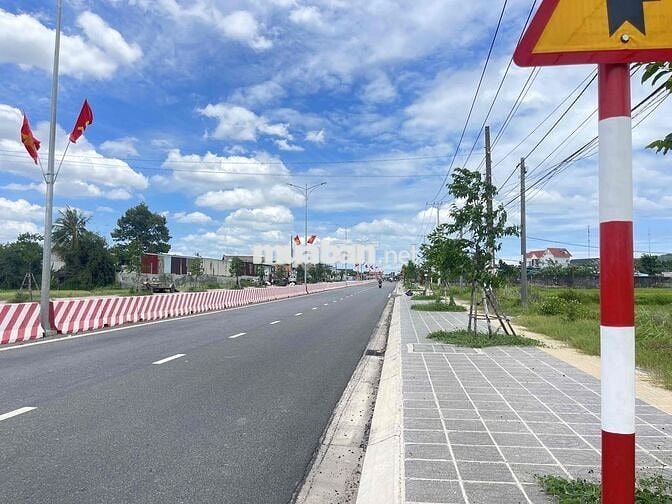 CHÍNH CHỦ  GỬI EM BÁN LÔ ĐẤT MẶT TIỀN 44 B  BÂY GIỜ LÀ ĐƯỜNG 996 C ,