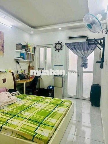 Ngay chợ Trần Đình Xu, Q1. Nhà 2 tầng 2pn ngay trung tâm Sài Gòn