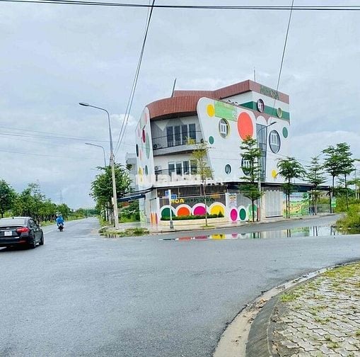MT Cao Hồng Lãnh , sát trường học
