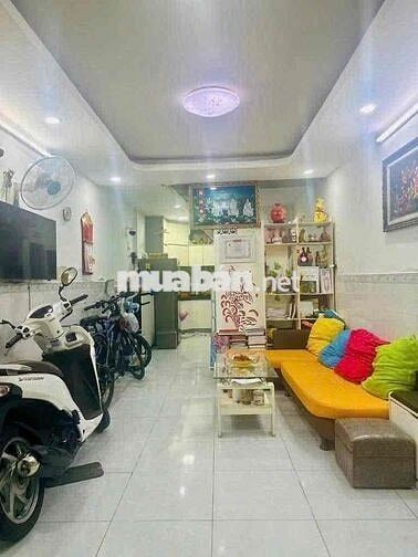 Ngay chợ Trần Đình Xu, Q1. Nhà 2 tầng 2pn ngay trung tâm Sài Gòn
