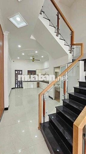 Ngay cổng chào kdc Phú Hồng Thịnh 8 kdbb cực tốt bán căn nhà phố đẹp