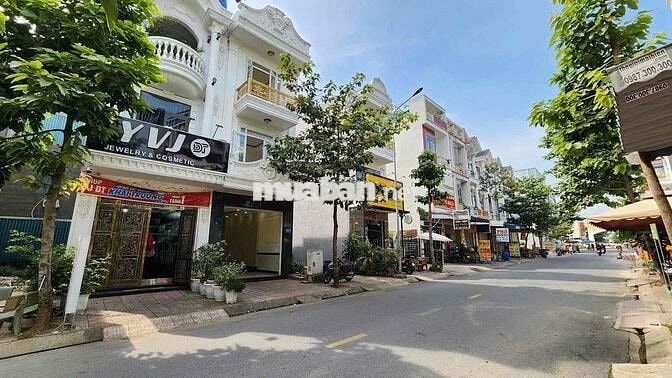 Ngay cổng chào kdc Phú Hồng Thịnh 8 kdbb cực tốt bán căn nhà phố đẹp