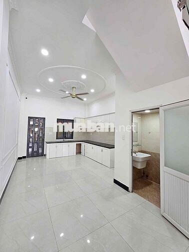Ngay cổng chào kdc Phú Hồng Thịnh 8 kdbb cực tốt bán căn nhà phố đẹp