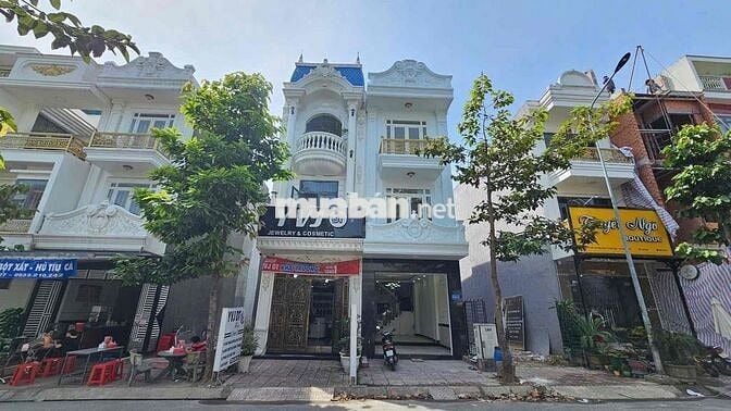 Ngay cổng chào kdc Phú Hồng Thịnh 8 kdbb cực tốt bán căn nhà phố đẹp