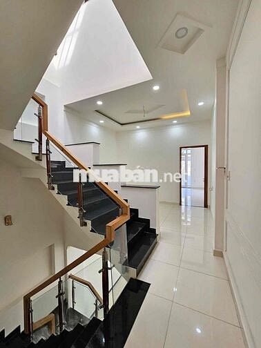 Ngay cổng chào kdc Phú Hồng Thịnh 8 kdbb cực tốt bán căn nhà phố đẹp