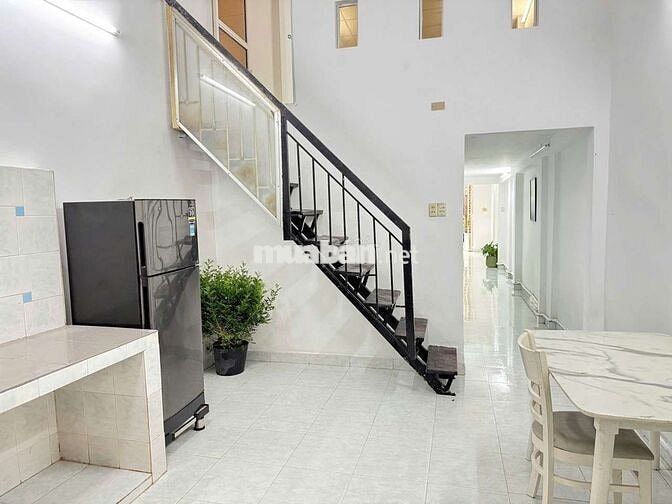 Nhà có sân rộng, hẻm xe hơi. Thuận tiện ở và kinh doanh.