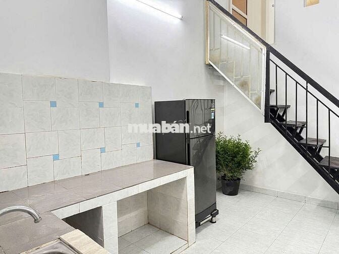 Nhà có sân rộng, hẻm xe hơi. Thuận tiện ở và kinh doanh.
