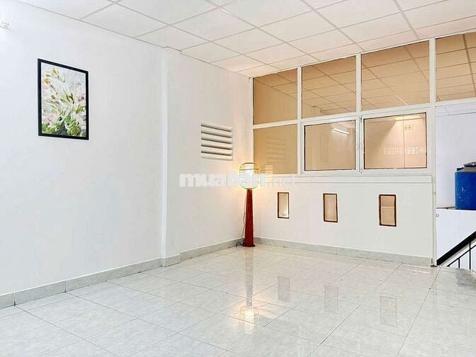 Nhà có sân rộng, hẻm xe hơi. Thuận tiện ở và kinh doanh.