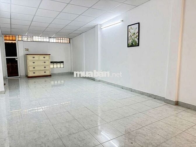 Nhà có sân rộng, hẻm xe hơi. Thuận tiện ở và kinh doanh.