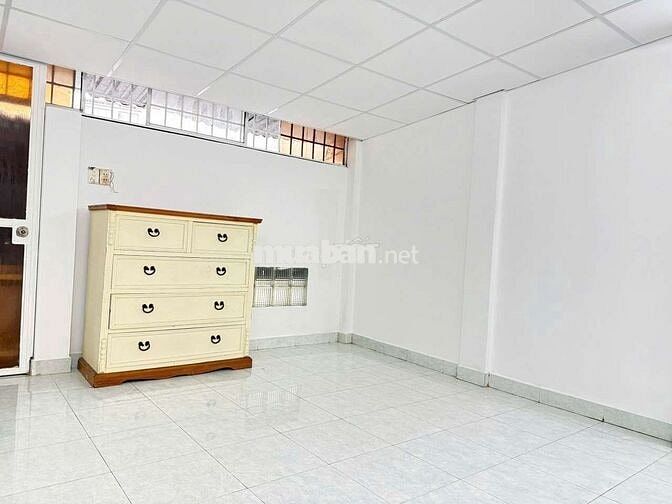 Nhà có sân rộng, hẻm xe hơi. Thuận tiện ở và kinh doanh.