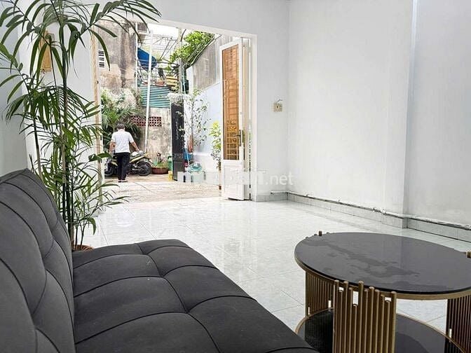 Nhà có sân rộng, hẻm xe hơi. Thuận tiện ở và kinh doanh.