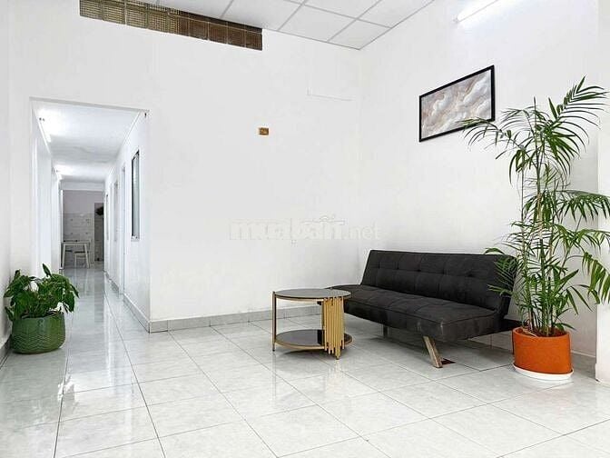 Nhà có sân rộng, hẻm xe hơi. Thuận tiện ở và kinh doanh.