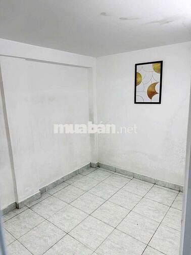 Nhà có sân rộng, hẻm xe hơi. Thuận tiện ở và kinh doanh.