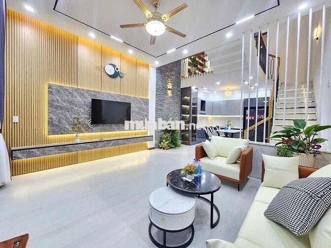 Bán nhà 1 trệt 1 lầu SHR gần KCN dân cư đông đúc