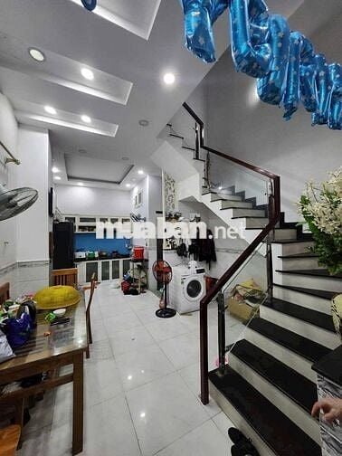 Cần bán nhà ngay mt Đoàn Nguyễn Tuấn Giá chỉ 870 triệu/100m2.