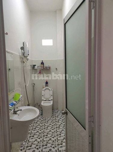 CĂN NHÀ GIÁ TỐT MẶT TIỀN ĐƯỜNG 10 M  SÁT CHỢ RẤT TIỆN KINH DOANH 