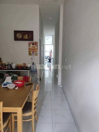 CĂN NHÀ GIÁ TỐT MẶT TIỀN ĐƯỜNG 10 M  SÁT CHỢ RẤT TIỆN KINH DOANH 