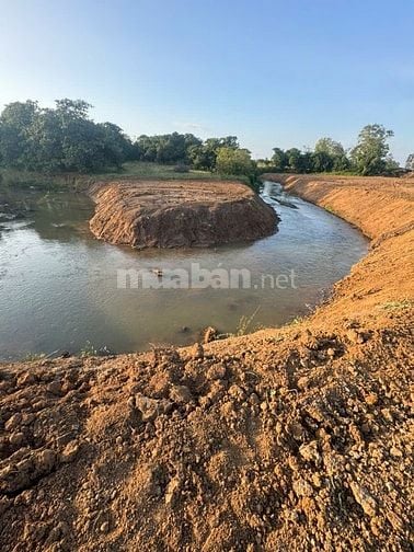 Bán đất mặt tiền đường nhựa sau giáp suối giá tốt