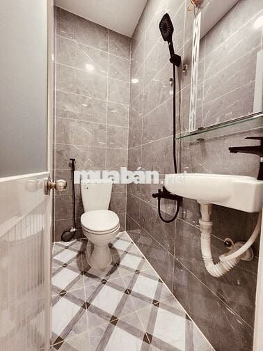 NHÀ ĐẸP Q4- SÁT MT- 30m2 - 2 LẦU ĐÚC - KO QH- GIÁ 4 TỶ NHỈNH