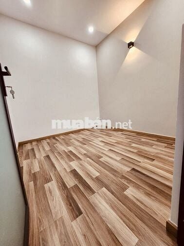 NHÀ ĐẸP Q4- SÁT MT- 30m2 - 2 LẦU ĐÚC - KO QH- GIÁ 4 TỶ NHỈNH