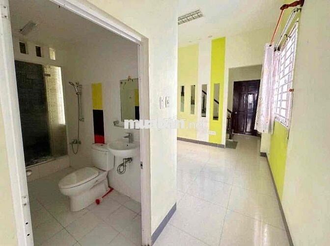 Cho thuê nhà 2 lầu mặt tiền KDC Hồng Phát 3 phòng ngủ