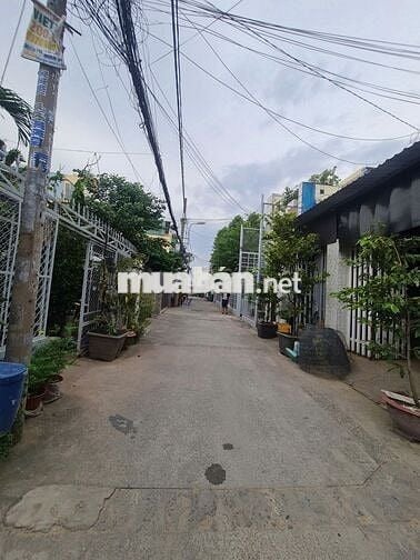 Chủ cần bán gấp căn nhà cấp 4 vị trí cực đẹp , hẻm xe, tải tránh nhau