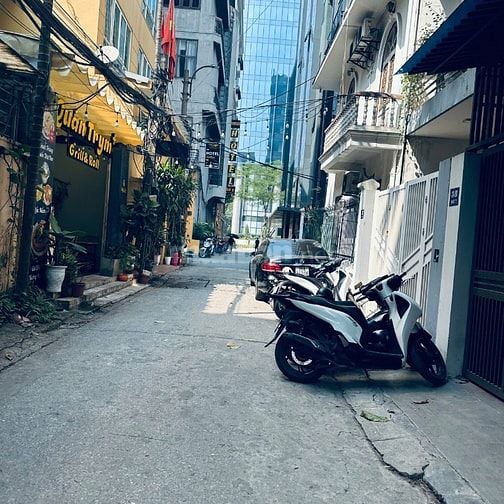 Bán Nhà KBT 3,5 Tầng Khu Phân Lô Hoàng Cầu MB: 125m MT:8,3m.