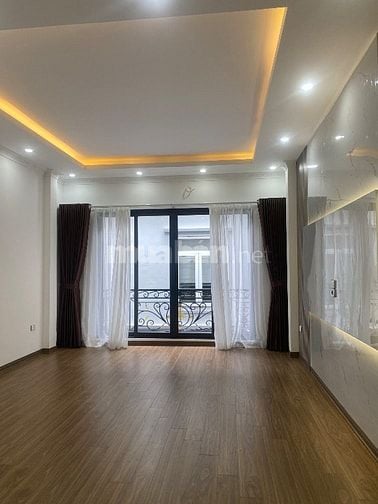 Nhà mới xây 6 tầng thang máy 75m phố Lĩnh Nam ô tô vào nhà. 17,5 tỷ