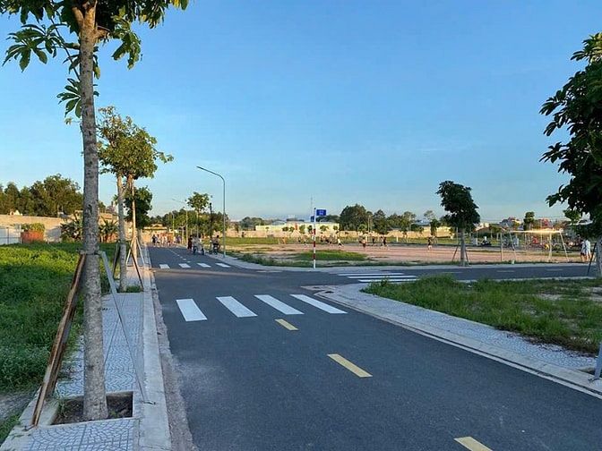 BÁN ĐẤT SÂN BAY 4km mặt tiền 45m chỉ 1tỷ2/nền SHR công chứng ngay 