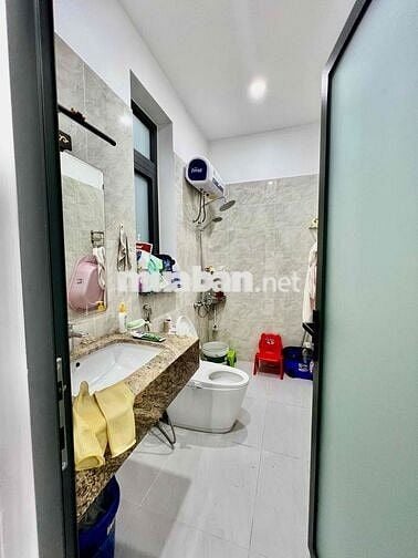 Nhà Biệt Thự Ngay Cầu An Lộc DT 20x20 1Trệt 1Lầu 4Pn 4Wc Sân Rộng Lắm