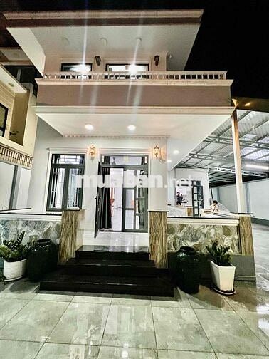 Nhà Biệt Thự Ngay Cầu An Lộc DT 20x20 1Trệt 1Lầu 4Pn 4Wc Sân Rộng Lắm