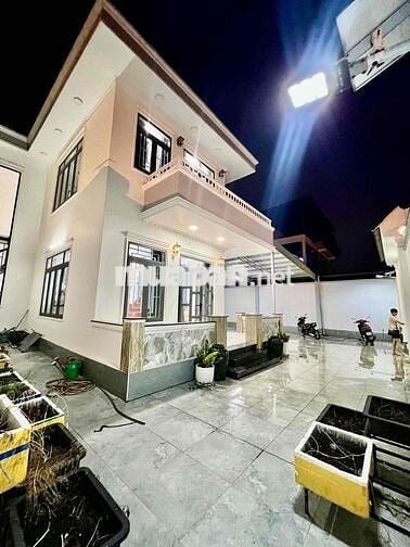 Nhà Biệt Thự Ngay Cầu An Lộc DT 20x20 1Trệt 1Lầu 4Pn 4Wc Sân Rộng Lắm