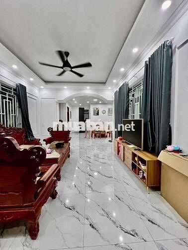 Nhà Biệt Thự Ngay Cầu An Lộc DT 20x20 1Trệt 1Lầu 4Pn 4Wc Sân Rộng Lắm