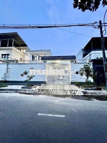 Nhà Biệt Thự Ngay Cầu An Lộc DT 20x20 1Trệt 1Lầu 4Pn 4Wc Sân Rộng Lắm
