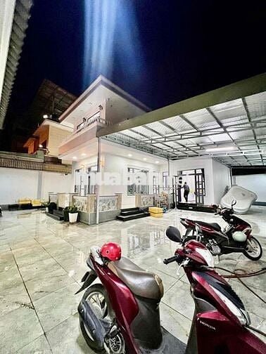 Nhà Biệt Thự Ngay Cầu An Lộc DT 20x20 1Trệt 1Lầu 4Pn 4Wc Sân Rộng Lắm