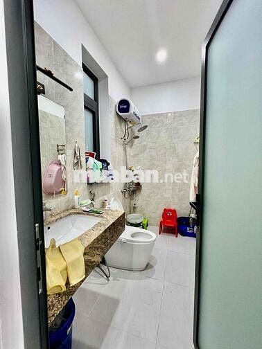Nhà Biệt Thự Ngay Cầu An Lộc DT 20x20 1Trệt 1Lầu 4Pn 4Wc Sân Rộng Lắm