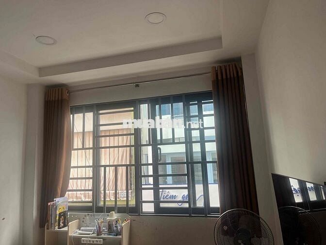 Nhà ở trong hẻm, trần hưng ďạo, Q1, giấy tờ chính chủ