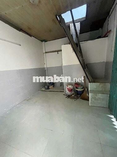 Bán nhà hẻm Lạc Long Quân, ngang 4m, dài 4m, chỉ 2,05 tỷ