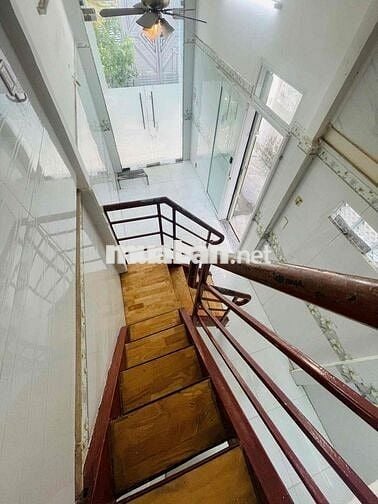 Bán Nhà 1 Xẹt Thống Nhất P11. 3 tầng. 3 phòng. sân thượng. chỉ 2.48tỷ