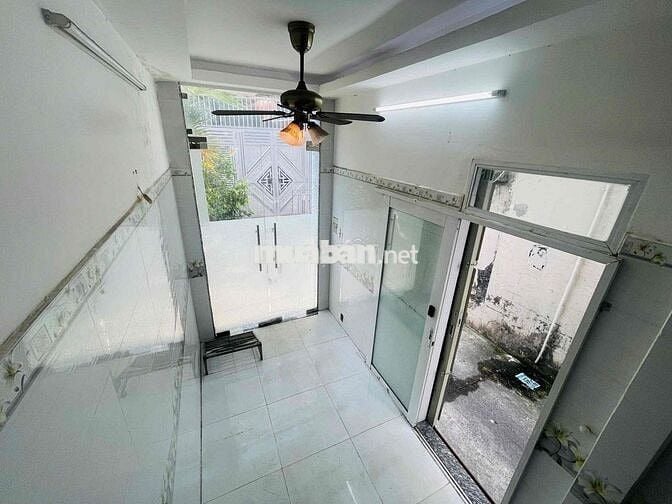 Bán Nhà 1 Xẹt Thống Nhất P11. 3 tầng. 3 phòng. sân thượng. chỉ 2.48tỷ
