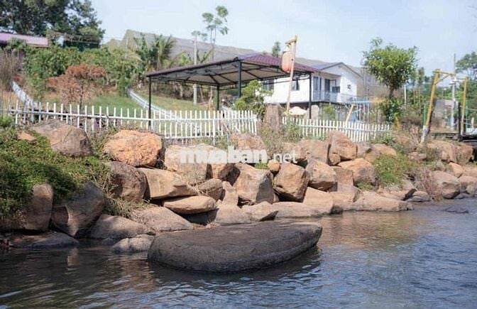 Chia tài sản bán gấp nhà sân vườn 260m2 giá 730tr