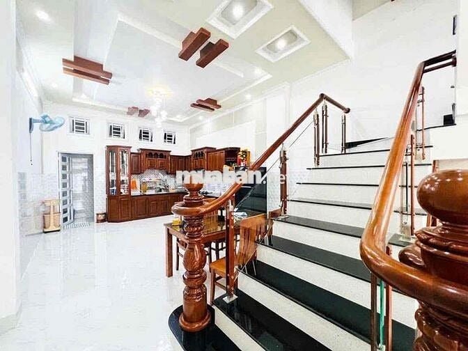 Nhà 2 lầu full nội thất KDC Hồng Phát