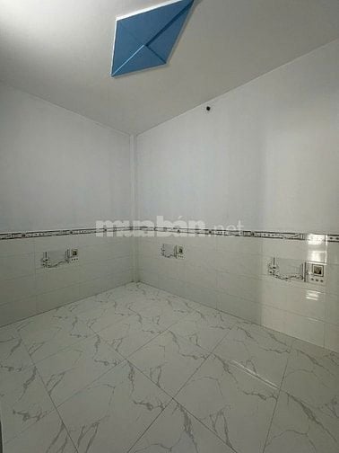 Nhà 1trệt 1lầu cách ngã 3 mỹ hạnh 100m, gần KCN Hoàng Gia, giá hơn 4